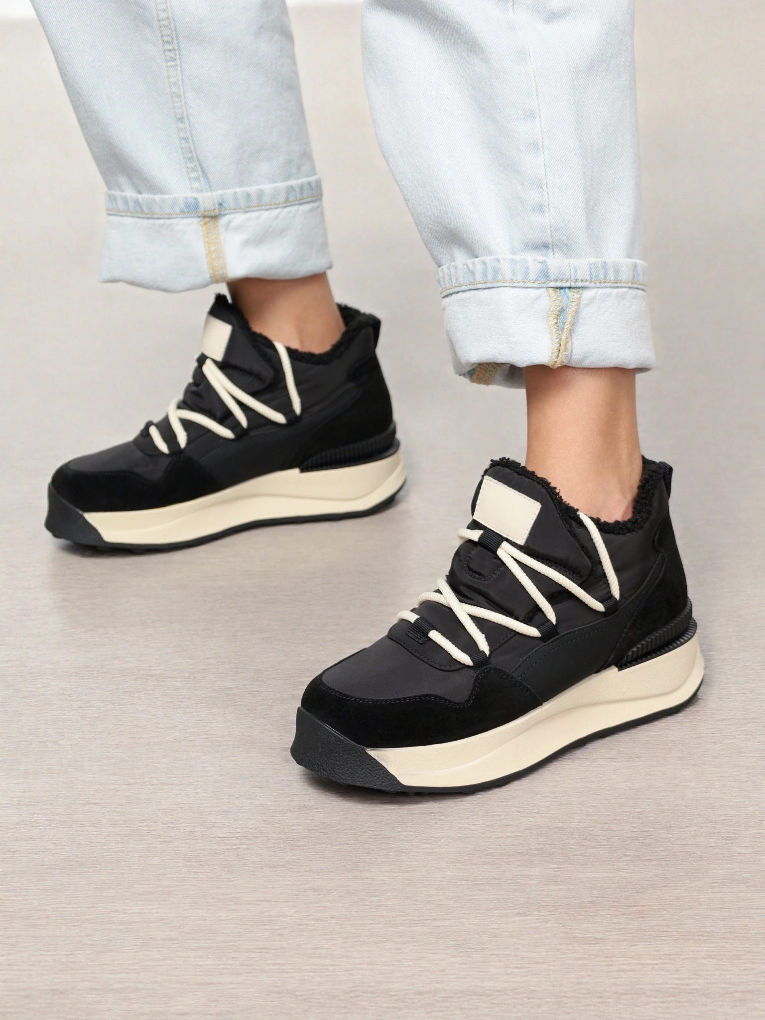 Ботинки комбинированные черного цвета на контрастной средней подошве